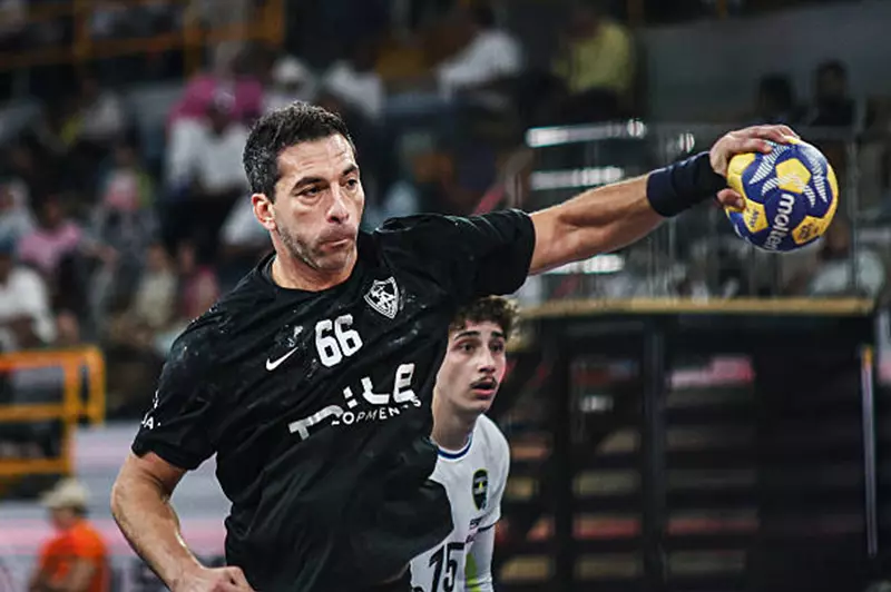 أحمد الأحمر نجم نادي الزمالك لكرة اليد